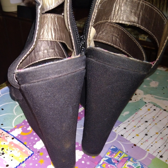 Black strapped-zipped wedges - Picture 2 of 4